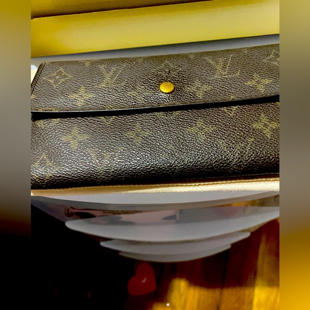 Louis Vuitton Sarah Wallet has COA  and a dust cover.🌟 - Picture 6 of 14